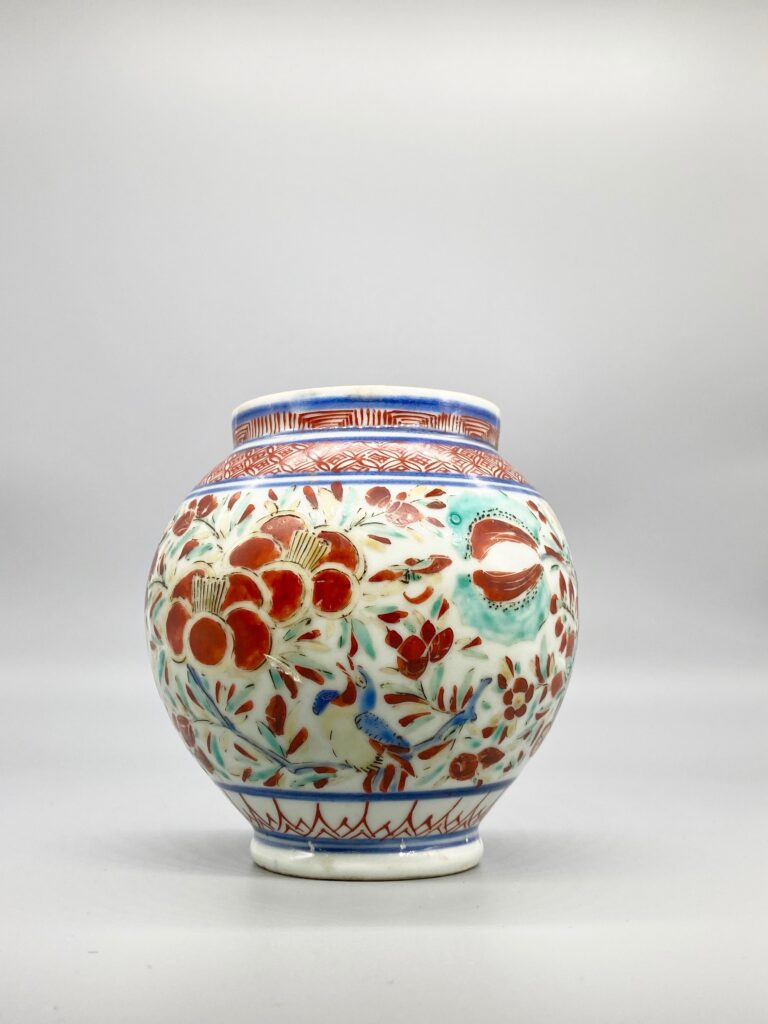 Small Kakiemon Vase - J.A.N. FINE ART