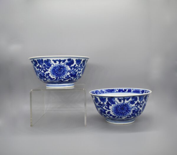 Pair of Kangxi Blue and White Chrysanthemum Decorated Bowls