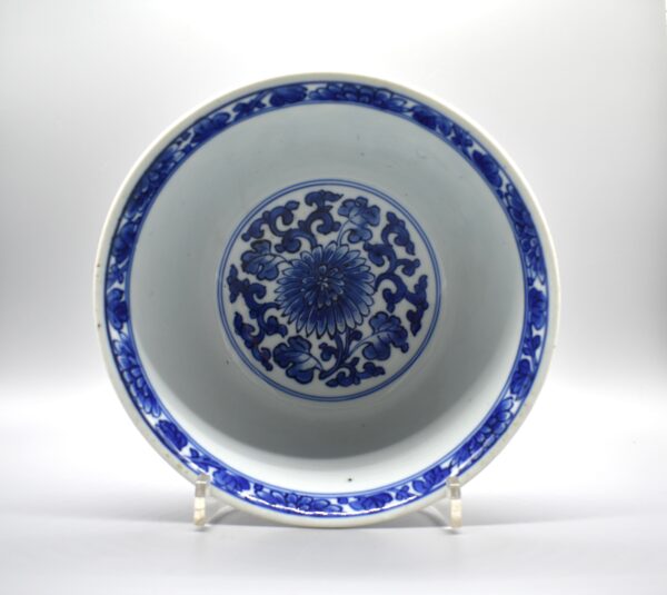 Pair of Kangxi Blue and White Chrysanthemum Decorated Bowls - Image 2