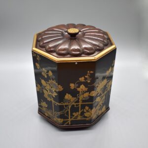 Lacquer Mizusashi with Chrysanthemum Decorated Lid